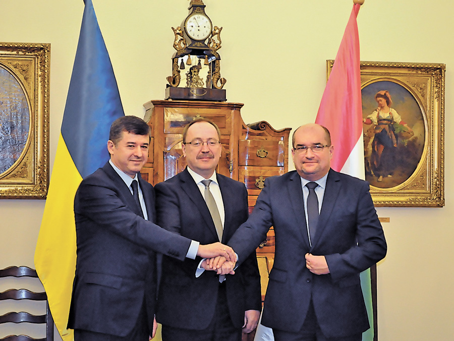 Іван Балога, Жолт Неймет та Василь Брензович щойно скріпили угоду між угорськими інвесторами і Закарпаттям. Фото прес-служби Закарпатської обласної ради